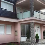 Jasmina Villa *