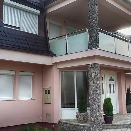 Jasmina Villa *